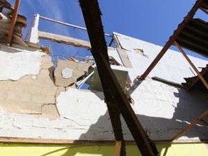 Detalhes de paredes e teto destruídos com a explosão dos caixas eletrônicos do banco de Taguatinga (Foto: Sandra Fotógrafa/Divulgação)