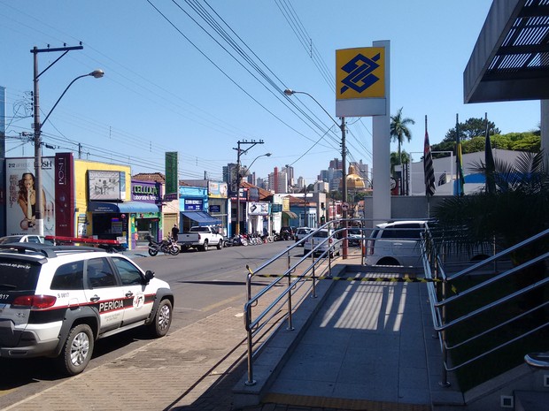 Suspeitos levaram todo o dinheiro do cofre da agência em São Carlos, Banco do Brasil (Foto: João Furlan/EPTV) Suspeitos levaram todo o dinheiro do cofre da agência em São Carlos, Banco do Brasil (Foto: João Furlan/EPTV)