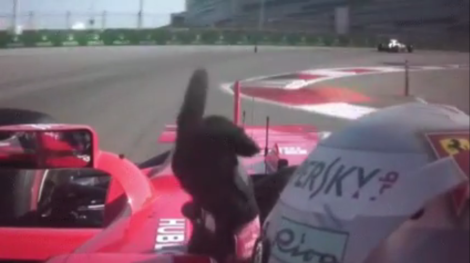 Com direito a gesto obsceno, Vettel reclama de Massa, que ironiza: 