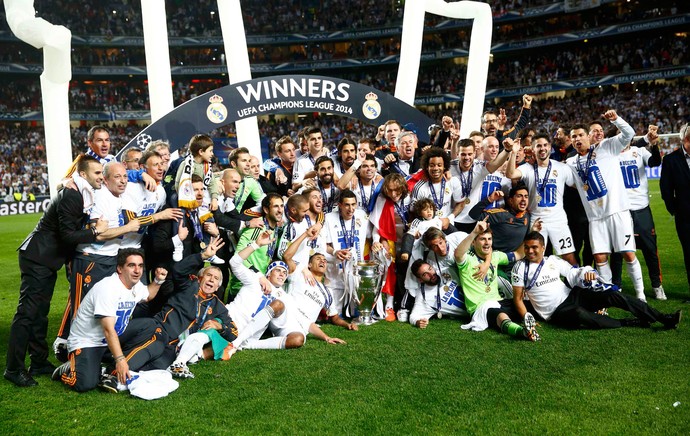 Casillas real madrid ergue o troféu da liga dos campeões (Foto: Agência Reuters)