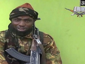  Abubakar Shekau, o líder do Boko Haram, foi quem assumiu a autoria do sequestro  (Foto: BBC)