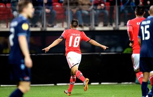  Eduardo Salvio comemoração Benfica contra Az Alkmaar (Foto: Reuters)