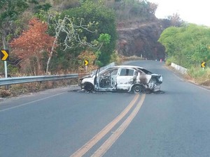 Outro veículo que foi queimado por assaltantes na Bahia (Foto: Fábio Santos/Voz da Bahia)