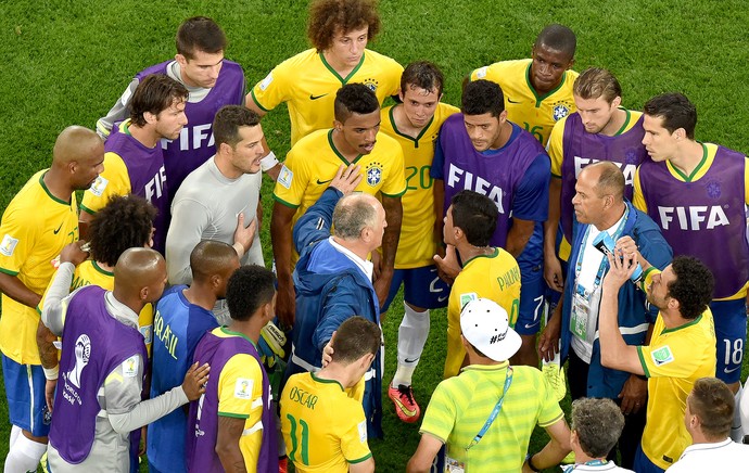 Felipão com os jogadores derrota Brasil (Foto: AP)