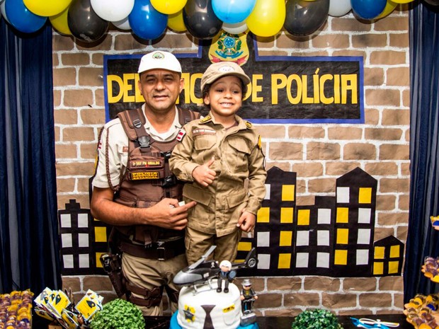 Policiais militares fizeram surpresa a menino de 4 anos na Bahia (Foto: Sargento Ginaldo/PRE)