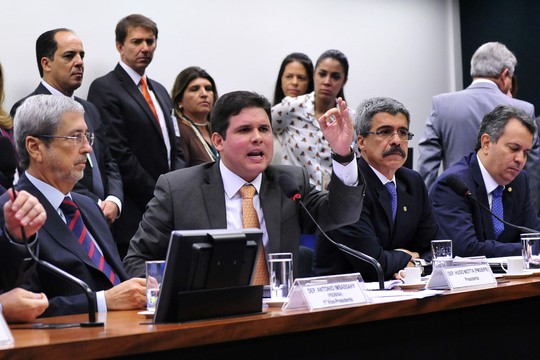 O presidente da CPI da Petrobras, deputado Hugo Motta (PMDB), durante discussão com outros deputado (Foto: Gabriela Korossy / Câmara dos Deputados)