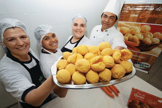 LIGHT Neilson Braga, Verônica Arcanjo (ao lado dele) e equipe, na cozinha experimental, em Dourados, Mato Grosso do Sul. Ele teve a ideia de substituir parte do queijo por cenoura. Ela fez todos os testes de laboratório (Foto: Saul Schramm/ÉPOCA)