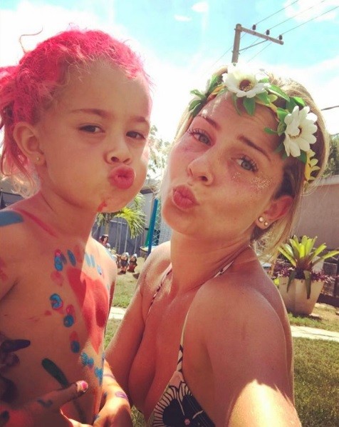 Debby Lagranha com a filha no carnaval (Foto: Reprodução / Instagram)