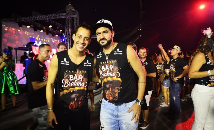 Rodriguinho e Danilo curtem desfile das escolas de samba em São Paulo