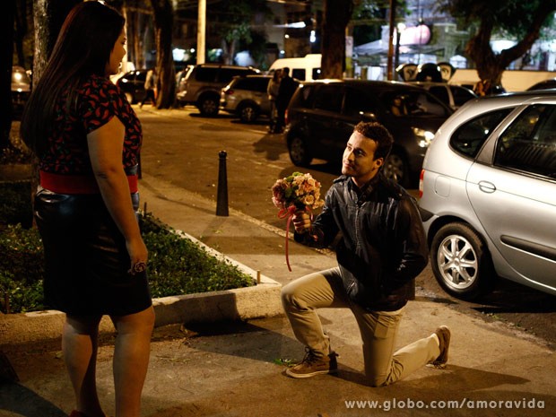 Daniel faz o romântico na hora de fazer o pedido (Foto: Amor à Vida/TV Globo)