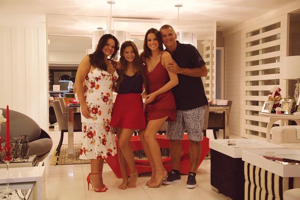 Bruna Marquezine comemora Natal com a família (Foto: Reprodução / Instagram)