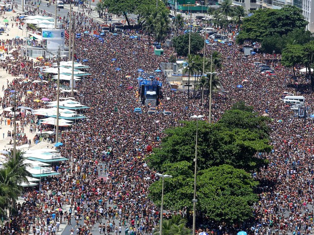 Bloco Chora Me Liga arrasta multidão na Avenida Atlântica (Foto: Fernando Maia/Riotur)