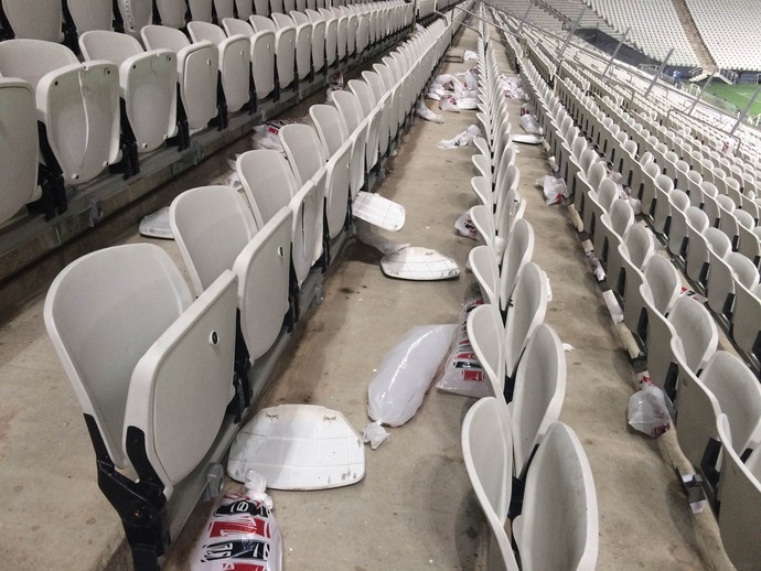 Cadeiras quebradas arena corinthians (Foto: Diogo Venturelli/GloboEsporte.com)