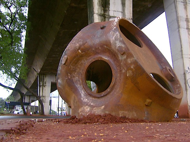 Peça de ferro com aproximadamente três metros estava em um caminhão que passava próximo de viaduto de Campinas (Foto: Reprodução/ EPTV)