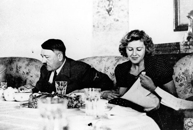 Foto de arquivo sem data mostra Adolf Hitler e sua amante Eva Braun jantando (Foto: AP Photo/US Army Signal Corps do arquivo de Eva Braun)