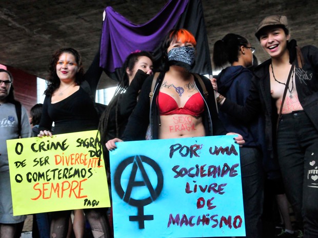 Manifestantes mostram cartazes em protesto contrário ao machismo neste sábado (24) (Foto: Cris Faga/Fox Press Photo/Estadão Conteúdo )