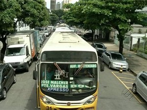 Ônibus seguiram em comboio para o Tribunal Regional do Trabalho. Belém (Foto: Reprodução/ TV Liberal)