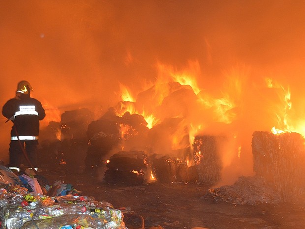 Incêndio depósito em Leopoldina (Foto: Júlio Cabral/O Vigilante Online)