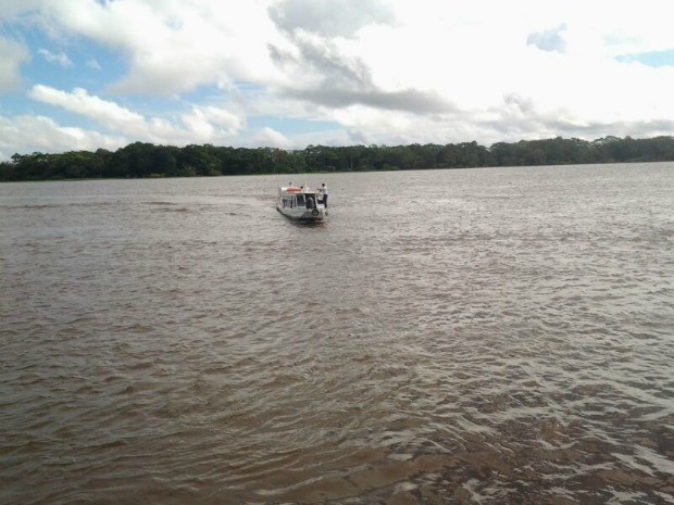Acidente ocorreu por volta das 7h30 no rio Amazonas (Foto: José de Oliveira/TV Amazonas)