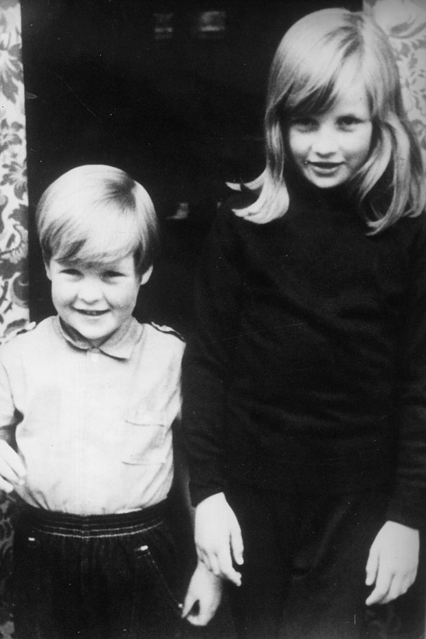 1968:  Lady Diana Spencer (1961 - 1997) (Diana Princess of Wales) with her brother Charles, Viscount Althorp, (Earl Spencer) at their home in Berkshire.  (Photo by Central Press/Getty Images) (Foto: Getty Images)