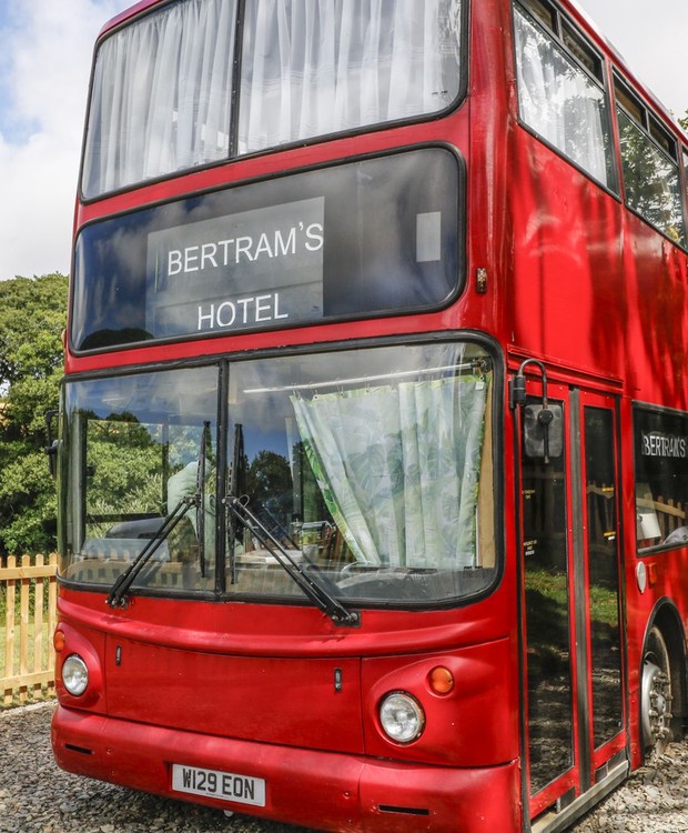 O ônibus fica próximo à cidade de Hartland, no interior da Inglaterra (Foto: Sykes Holiday Cottages)