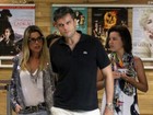 De shortinho jeans, Flávia Alessandra vai ao cinema com Otaviano Costa
