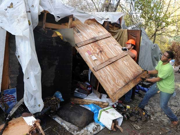 Trabalhadores desmancham barraco em ‘A selva’. (Foto: Josh Edelson / AFP Photo) Trabalhadores desmancham barraco em ‘A selva’. (Foto: Josh Edelson / AFP Photo)