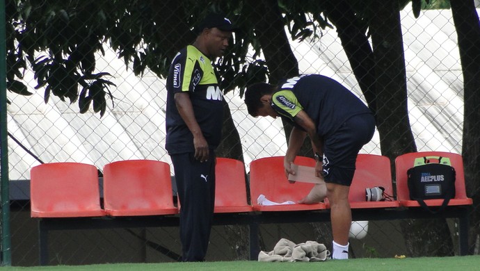 Marcos Rocha, do Atlético-MG, reforça proteção no tornozelo (Foto: Léo Simonini)