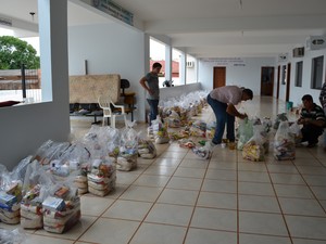 Voluntários se unem para organizar arrecadações (Foto: Fernanda Bonilha/G1 RO)