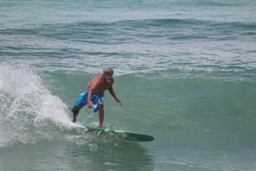 Ray Farias surfe