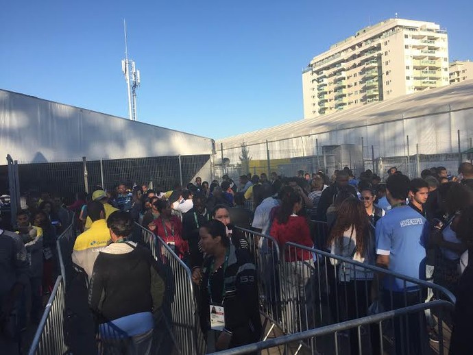 Filas na entrada dos funcionários que trabalham na Vila dos Atletas (Foto: Thierry Gozzer)