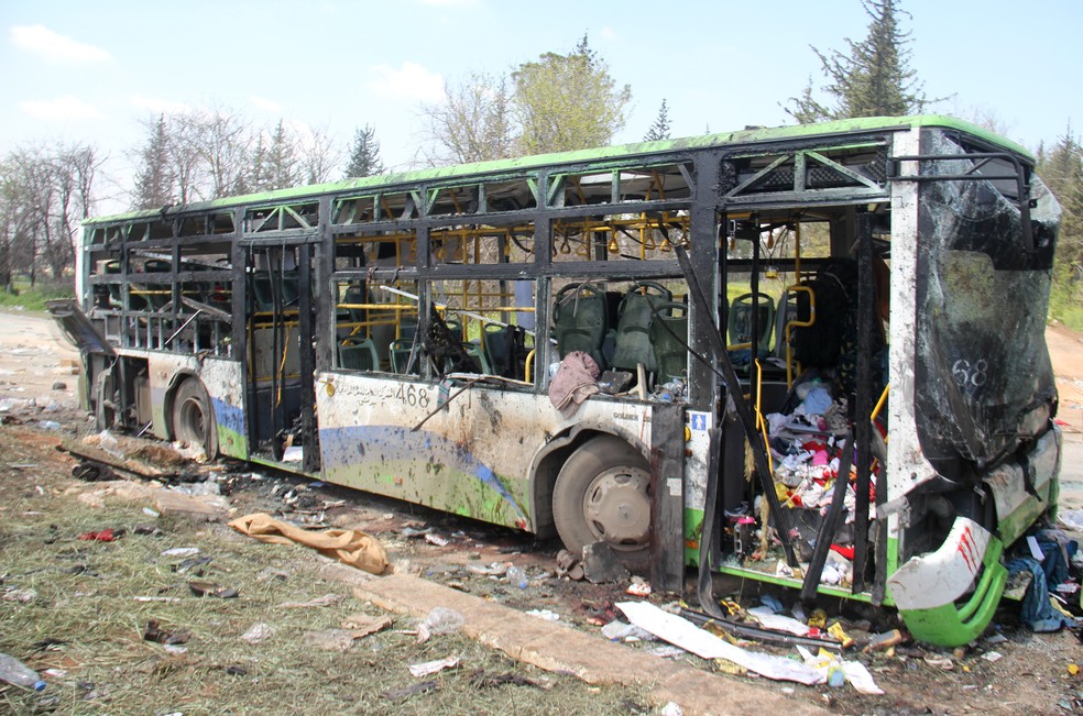 Os ônibus que carregavam sírios evacuados das zonas de conflitos ficaram destruídos (Foto: Omar haj kadour / AFP)