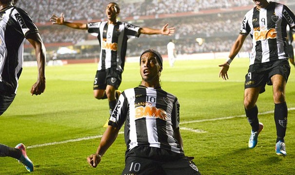 Com gols de Ronaldinho Gaúcho e Diego Tardelli, o Atlético-MG ganhou o primeiro jogo por 2 a 1, e agora joga com a vantagem (Foto: AFP/Reprodução: Globoesporte.com)