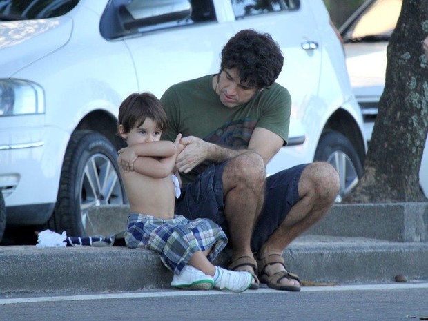 Eriberto Leão passeia com a esposa e o filho (Foto: Andre Freitas / AgNews)