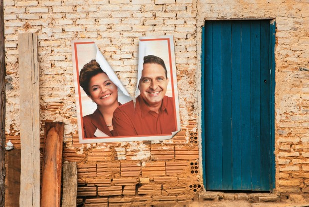 QUASE EX-AMIGOS A imagem de Dilma e Campos sobre uma casa nordestina.  A campanha rachará a região (Foto: Montagem fotográfica: Alexandre Lucas (sobre fotos Shotterstock))