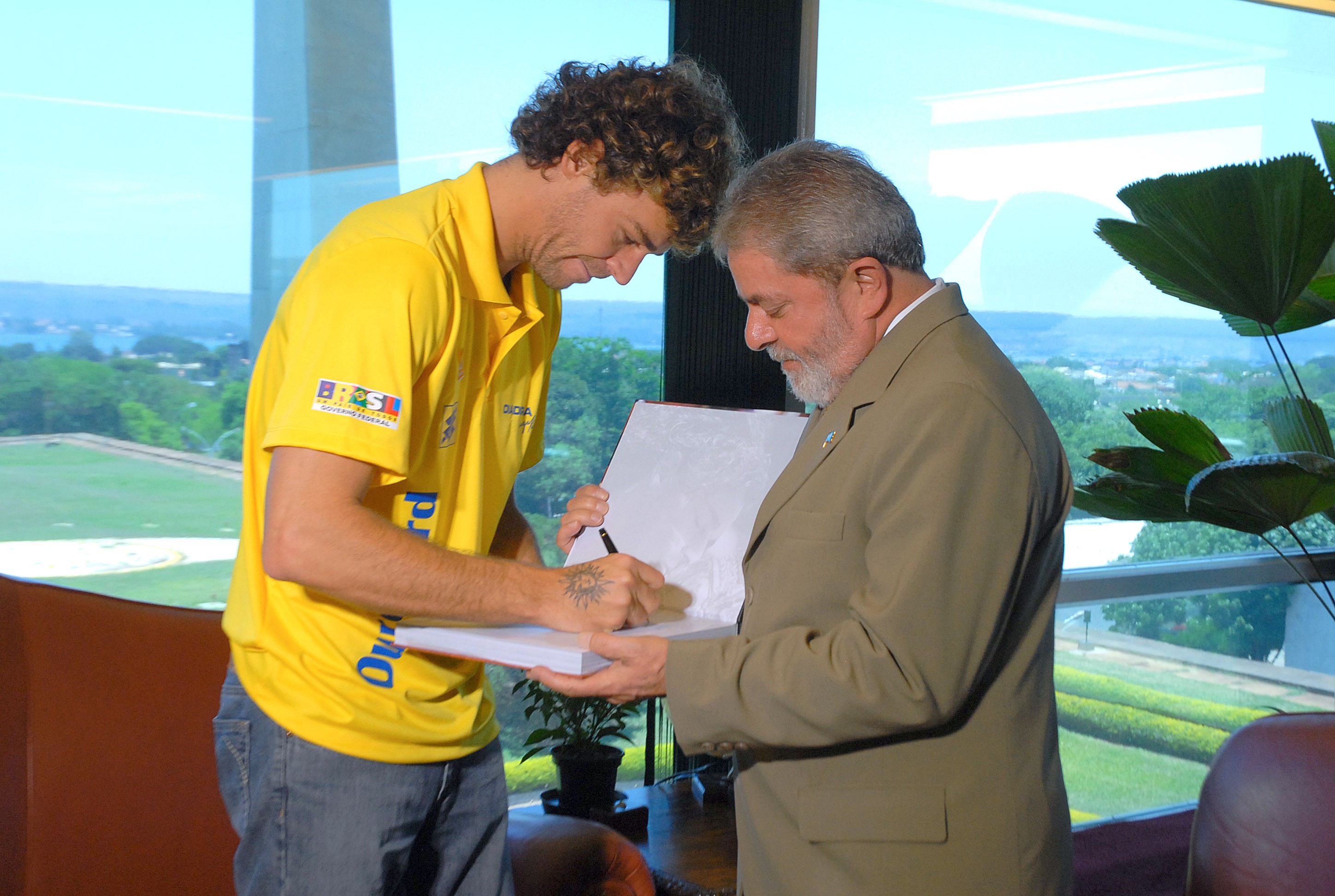 Guga autografa livro para presidente Lula (Foto: Arquivo)