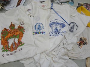 Israel guarda camisas de diversos anos da Guarda, 1979, 1995, 2000, 1992 e 2005 (da esq. para a dir.) (Foto: Natália Mello/G1)