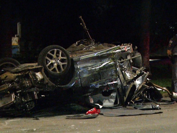 Carro destruído após acidente grave em avenida de Campinas (Foto: Luciano Machado/EPTV)