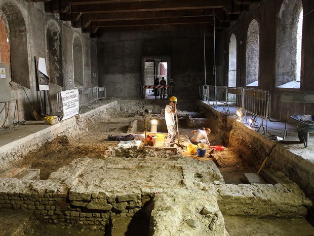 Escavações no convento Santa Úrsula, na Itália, foram iniciadas no ano passado. (Foto: Claudio Giovanninni/AFP)