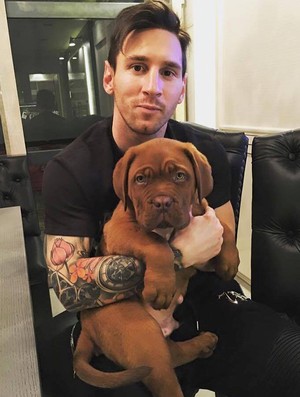 Messi com o cachorro ainda pequeno em janeiro de 2016