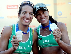 Renata e Val medalha 2009 arquivo vôlei de praia (Foto: Divulgação / CBV)