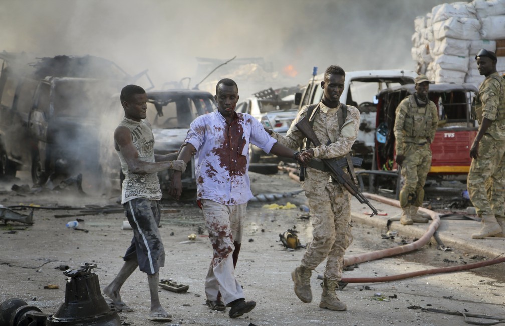 Ataque atingiu hotel e mercado na Somália (Foto: Associated PressAP)