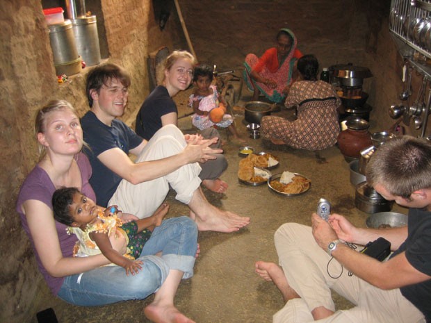 Turistas em refeição em aldeia (Foto: Divulgação/Reality Tours)