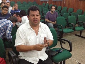 Médico colobiano William Camilo é contra a falta do Exame de Revalida para estrangeiros      (Foto: Fabíola Gomes/ G1)