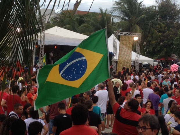 Manifestantes contra o impeachmet estão na praça da Árvore, na Zona Sul de Natal (Foto: Fabiano de Oliveira/G1)