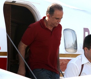 Marcos Valério desembarca em avião da polícia no aeroporto de Salvador, para onde foi levado após ser preso em Belo Horizonte (Foto: Lúcio Távora / A Tarde / Agência O Globo)