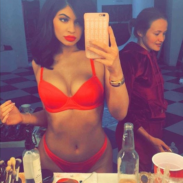 Kylie Jenner posa para selfie de lingerie vermelha (Foto: Instagram/ Reprodução)