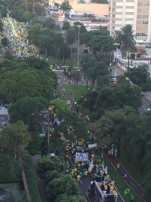Manifestação na capital de MS, vista de cima (Foto: Cláudia Gaigher/ TV Morena)