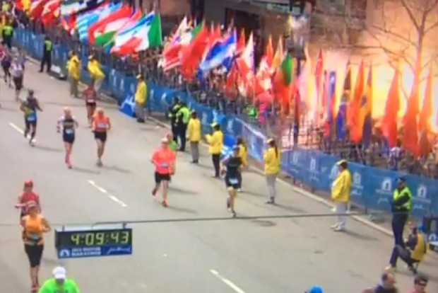 Reprodução de vídeo mostra explosão no momento da chegada na Maratona de Boston (Foto: Reprodução/Doug/Vine)