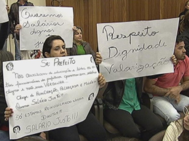 Funcionários públicos protestaram durante sessão na Câmara (Foto: Reprodução/ TV TEM)